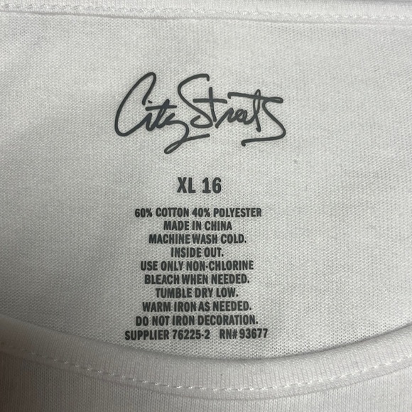 City Streets shite Girl Graphic Power Tee, NWT, New York, XL, Looks like Medium - Picture 2 of 6